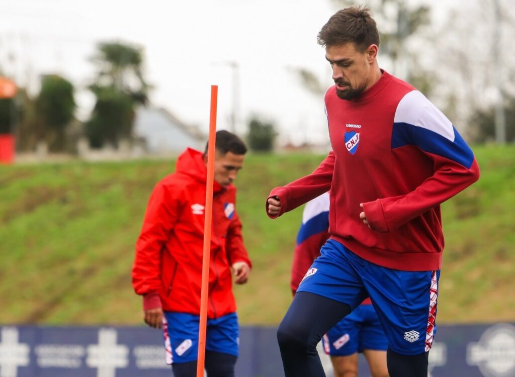 Do outro lado, o Nacional vem descansado, já que entrou em campo pela última vez no início deste mês, no dia 4. Na oportunidade, saiu vitorioso diante do Peñarol nos pênaltis e faturou o Torneio Intermédio do Campeonato Uruguaio. O time acumula sete jogos de invencibilidade, tendo cinco vitórias e dois empates.