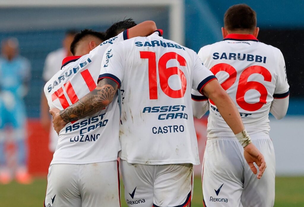 Uma possível escalação inicial do time uruguaio conta com: Luis Mejía; Leandro Lozano, Sebastián Coates, Diego Polenta e Gabriel Báez; Christian Oliva, Lucas Sanabria e Alexis Castro; Galeano, Zabala e Federico Santander.