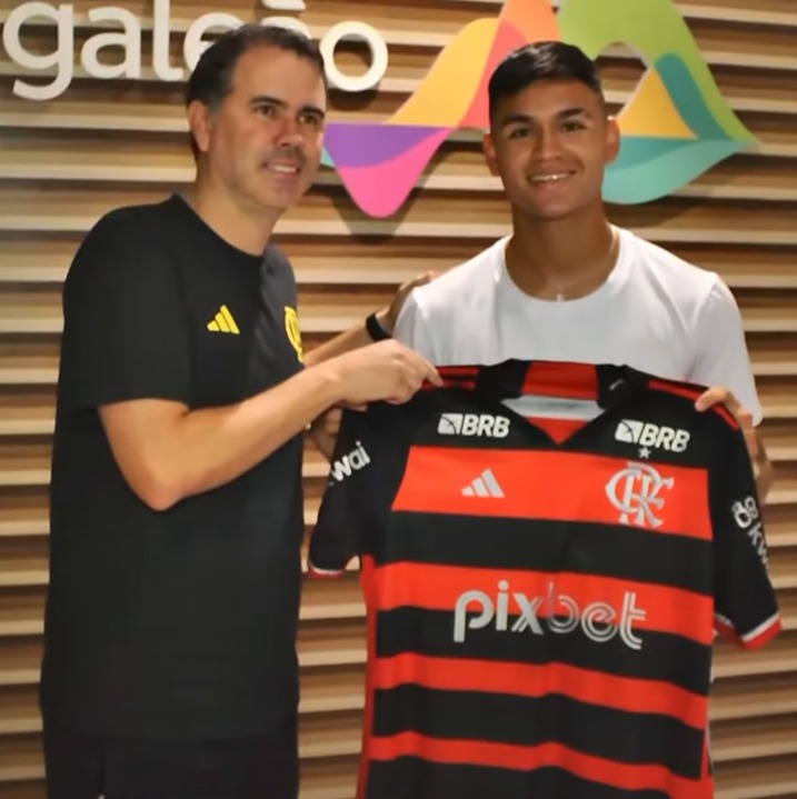 Nova contratação do Flamengo, Alcaraz chega ao Rio de Janeiro pronto para jogar