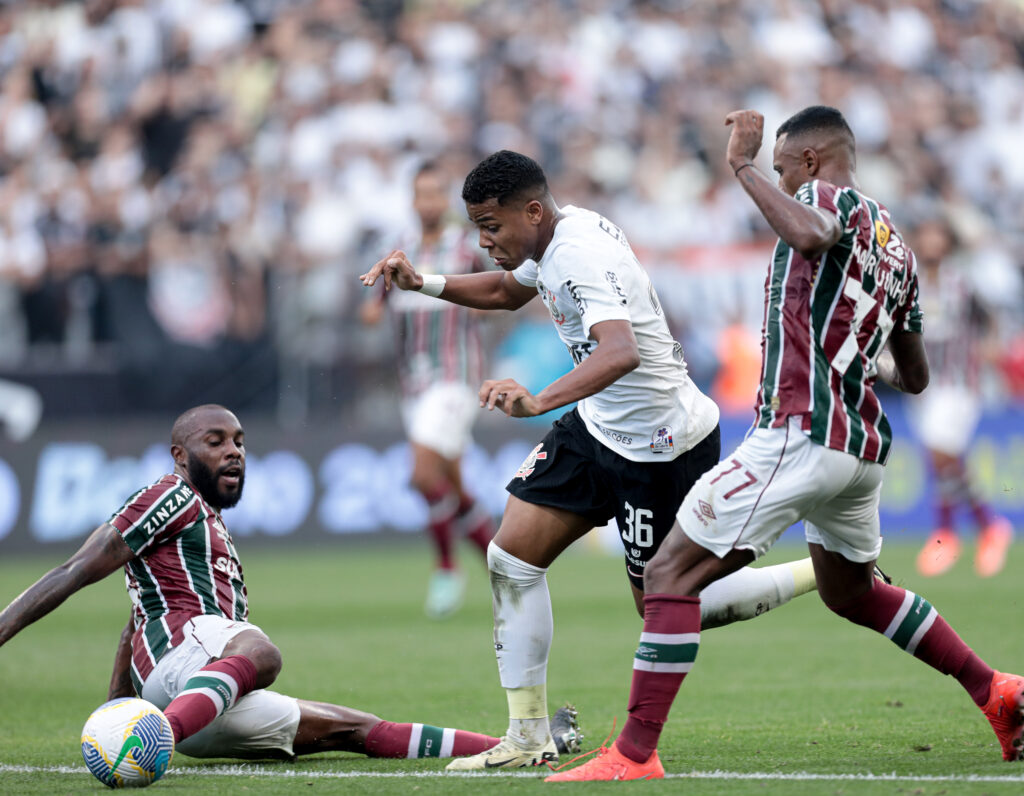 Fluminense e Corinthians se enfrentam em jogo pelo Campeonato Brasileiro.