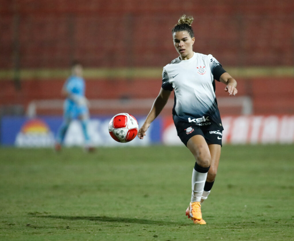 Lateral do Corinthians, Tamires passará por cirurgia após lesão no tornozelo.