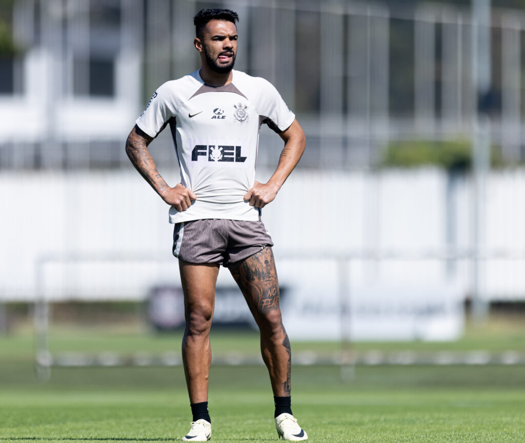 Exames confirmam estiramento na panturrilha de Raniele, desfalque no Corinthians.
