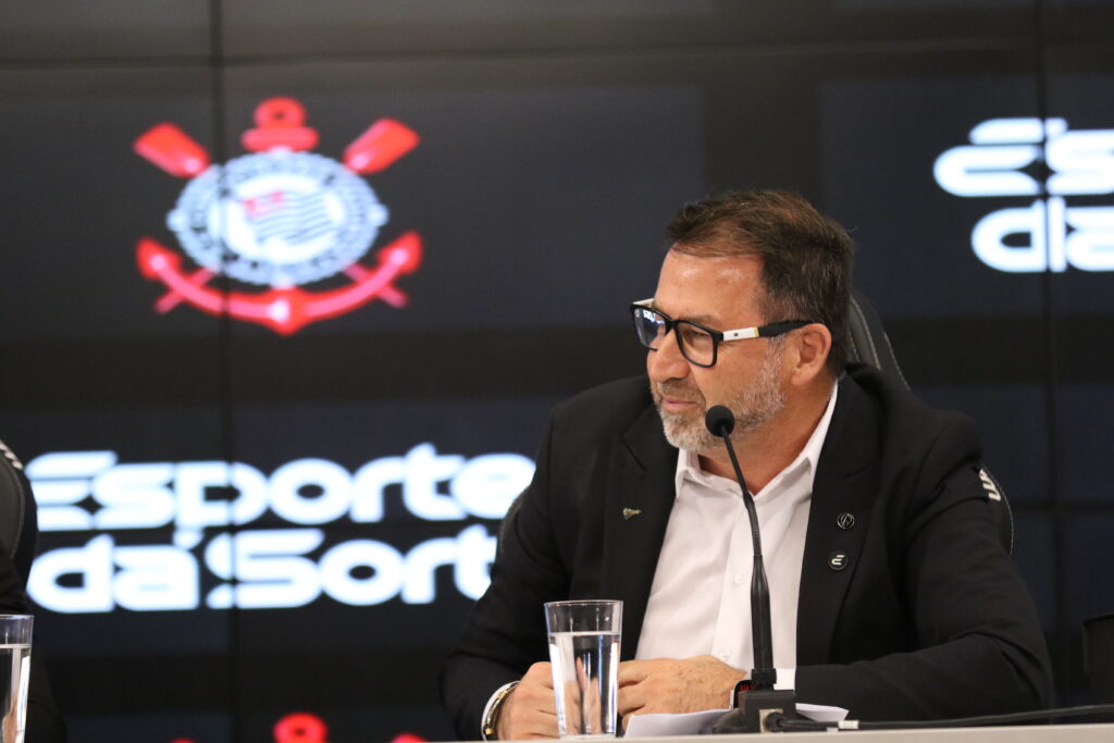 Pedido de destituição de Augusto Melo protocolado por conselheiros; presidente explica processo