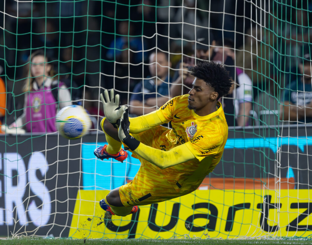 Corinthians deve pagar multa para escalar Hugo Souza contra Flamengo, saiba valor.