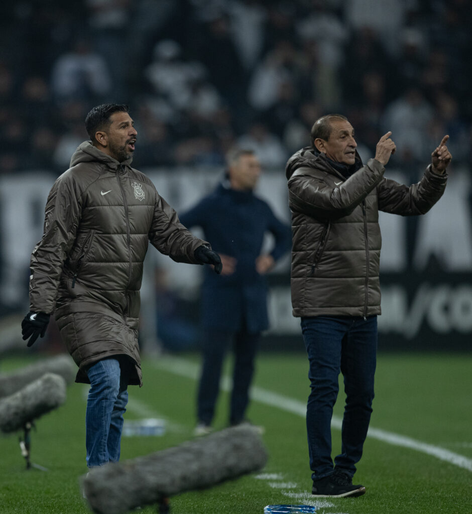 Provável escalação do Corinthians: Hugo Souza; Félix Torres, Gustavo Henrique e Cacá; Matheuzinho, Ryan, Charles e Matheus Bidu; Pedro Henrique (Talles Magno), Giovane e Pedro Raul