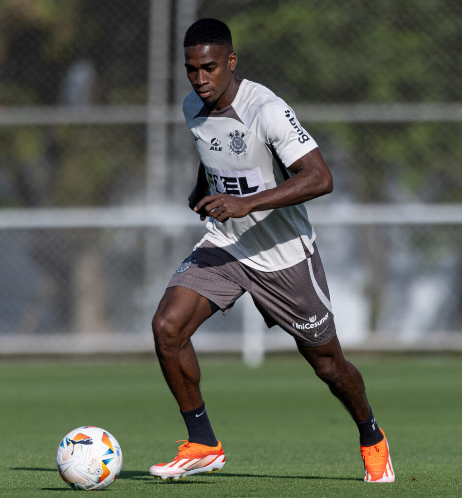 Corinthians se prepara para enfrentar RB Bragantino em último treino antes do jogo