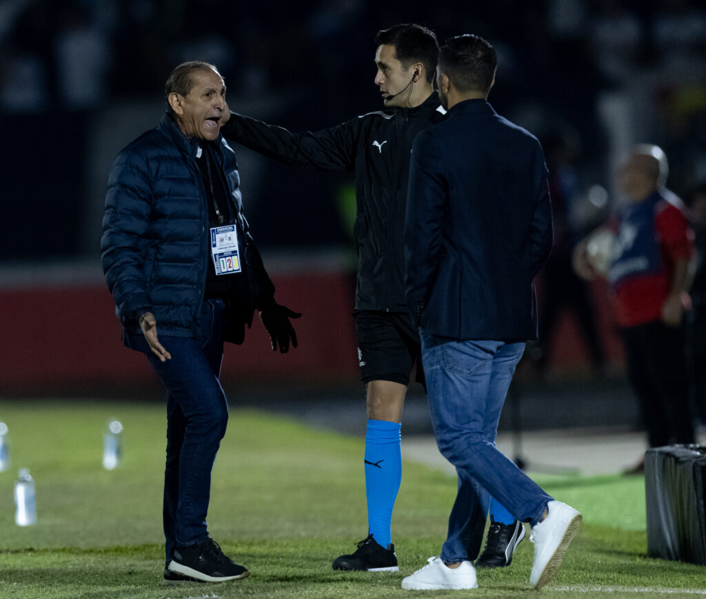 Esquema Com Três Zagueiros Ganha Força no Corinthians Para o Brasileirão.