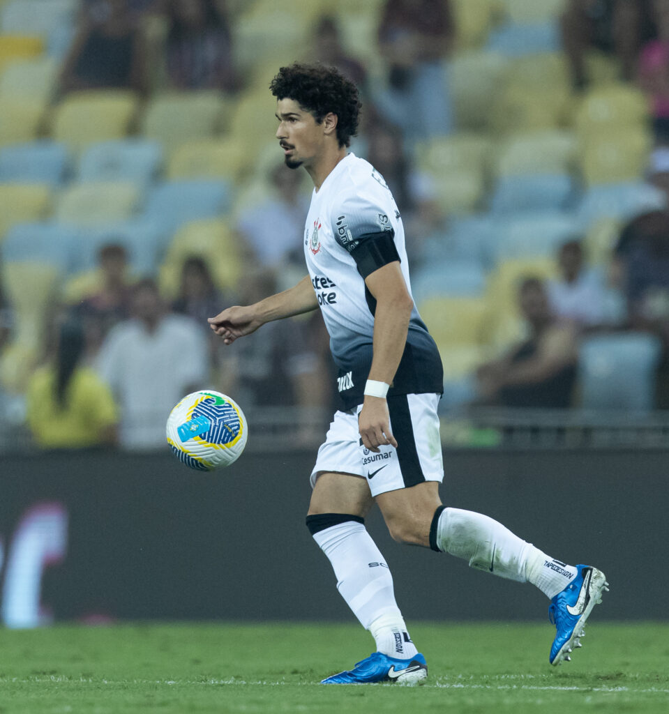 André Ramalho não cometeu erros defensivos e mostrou consciência para sair jogando