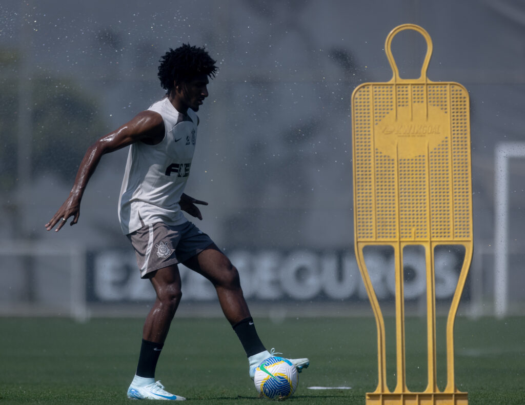 Talles Magno destaca relevância de duelo contra o Flamengo e celebra festa corintiana.