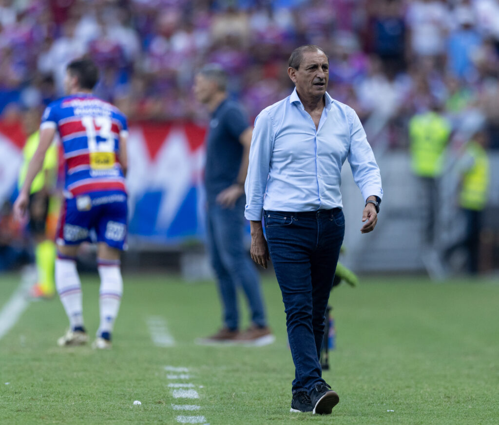 Provável escalação do Corinthians: Hugo Souza; Cacá, Gustavo Henrique e Félix Torres; Fagner, Raniele, José Martínez e Hugo; Igor Coronado, Talles Magno e Yuri Alberto
