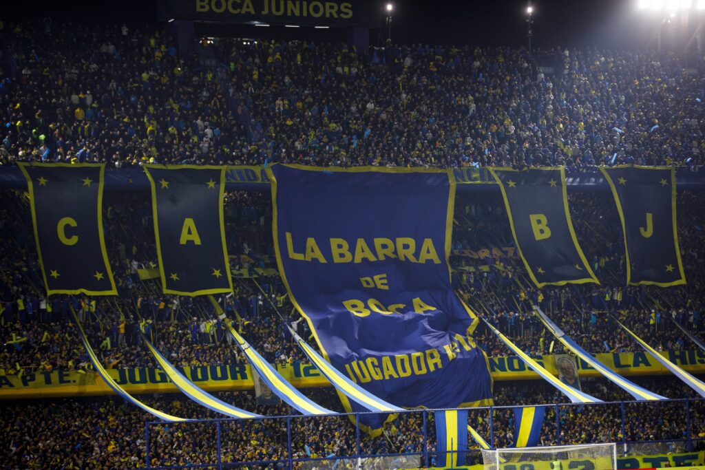 Cruzeiro repudia atitudes racistas de torcedores do Boca Juniors na Sul-Americana.