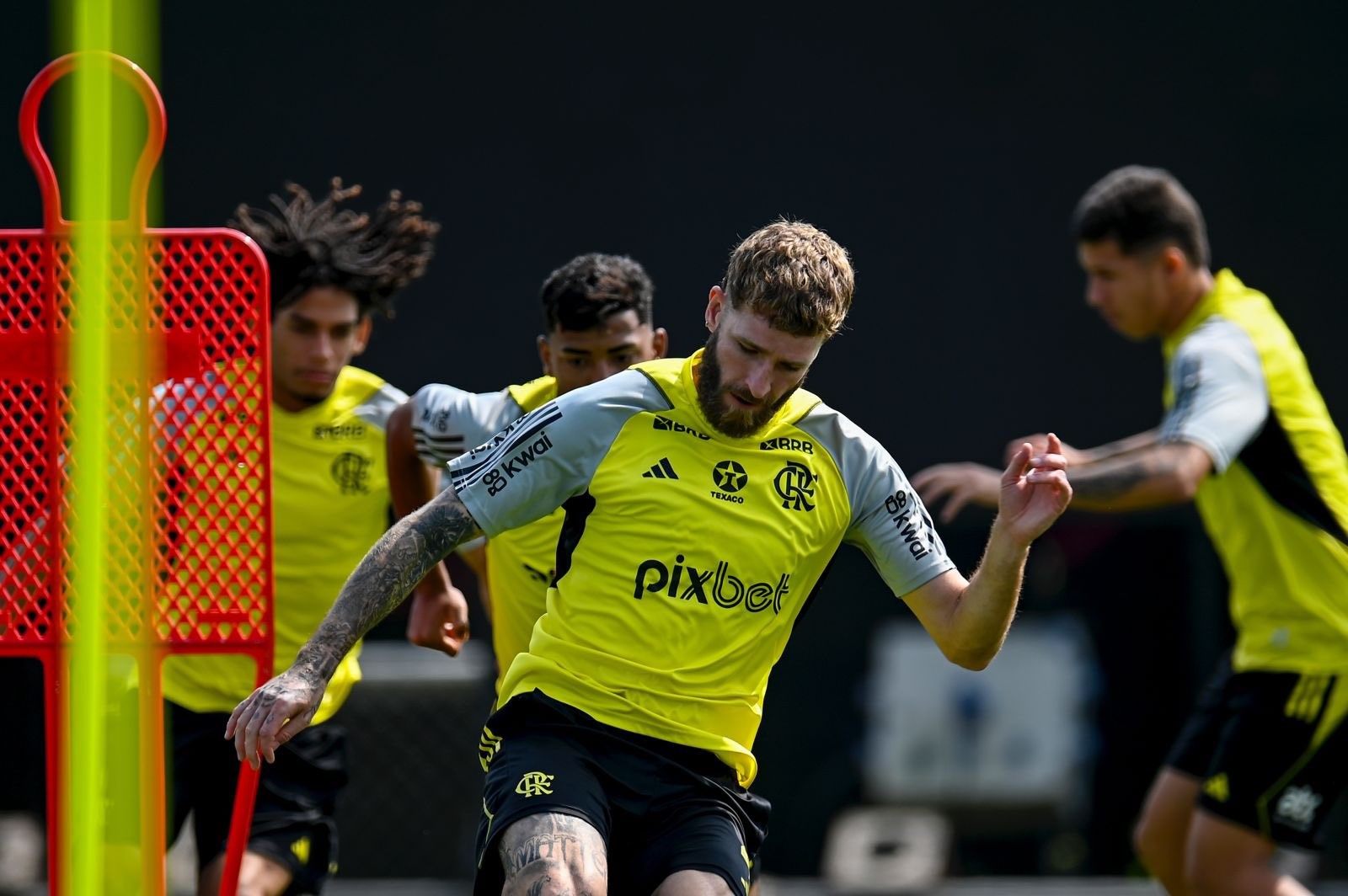 Flamengo encerra preparação para confronto crucial contra o Bolívar na Libertadores.