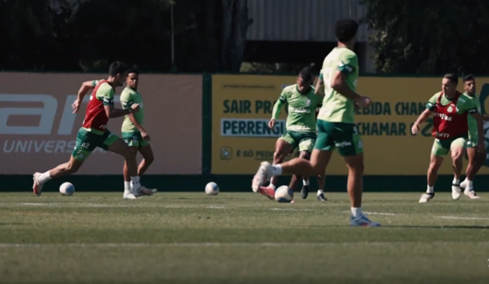Palmeiras treina forte para confronto crucial com o Flamengo no Brasileirão.