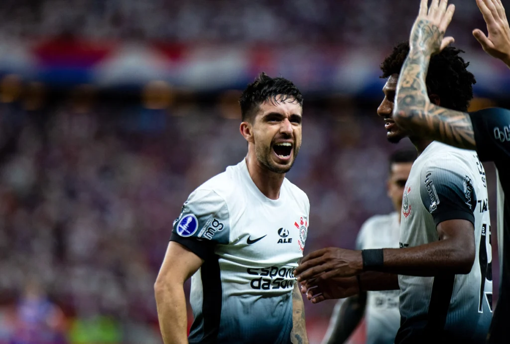 Coronado elogia desempenho ofensivo do Corinthians e pede mais oportunidades no time.