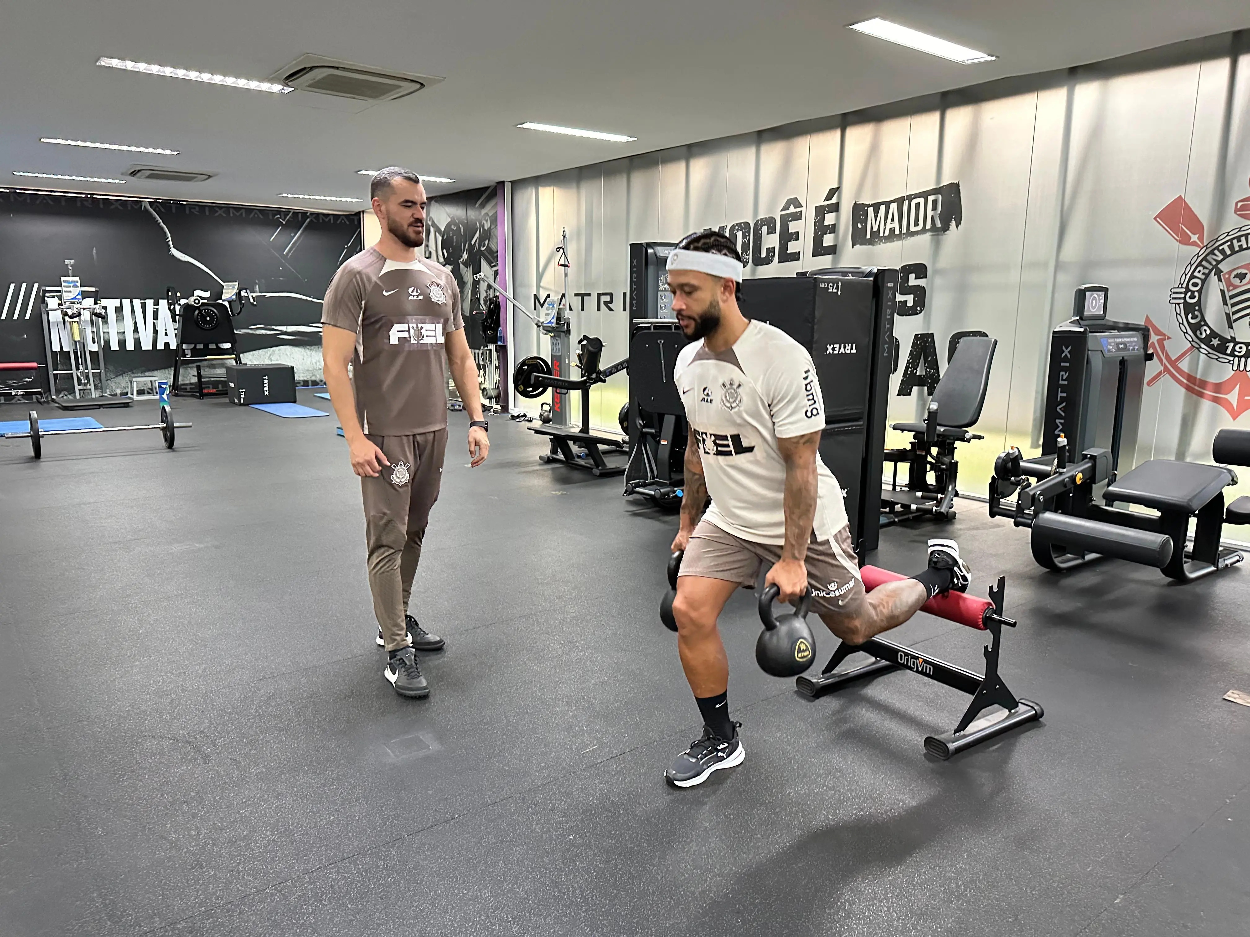 Depay realiza trabalho interno no CT enquanto Corinthians se reapresenta pós-vitória.