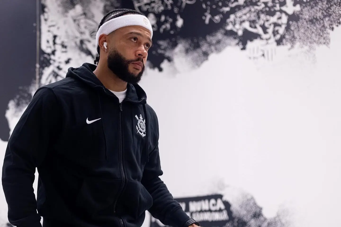 Depay elogia atmosfera da torcida e avalia estreia no Corinthians: busca ritmo ideal.