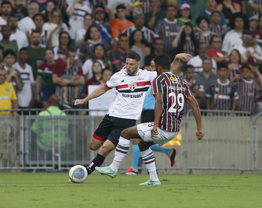 Calleri: como de costume brigou bastante, mas novamente não teve oportunidades para marcar