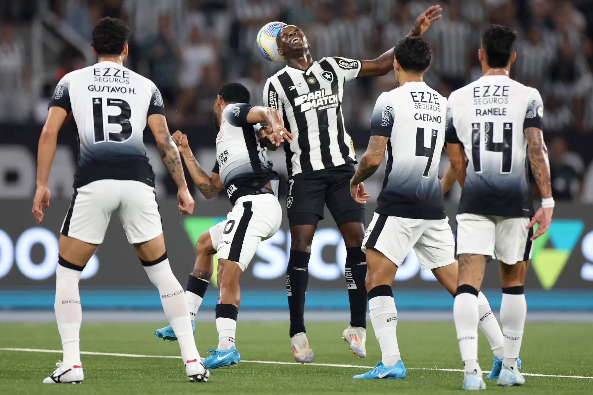 Corinthians enfrenta Botafogo com dificuldades no primeiro tempo, mas mostra determinação.