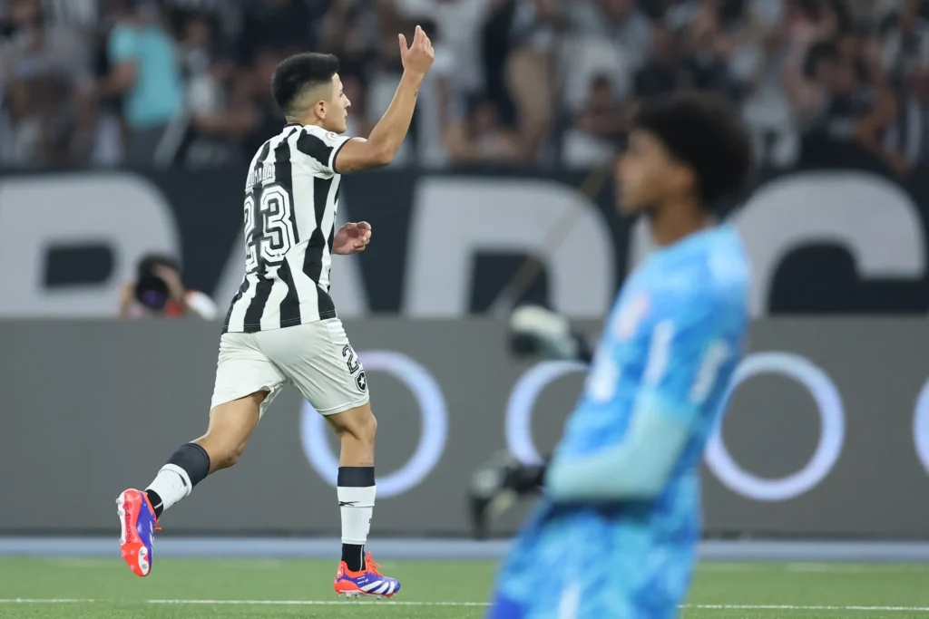 Hugo Souza foi o melhor em campo pelo Corinthians, evitando que a equipe sofresse mais gols. especialmente no primeiro tempo