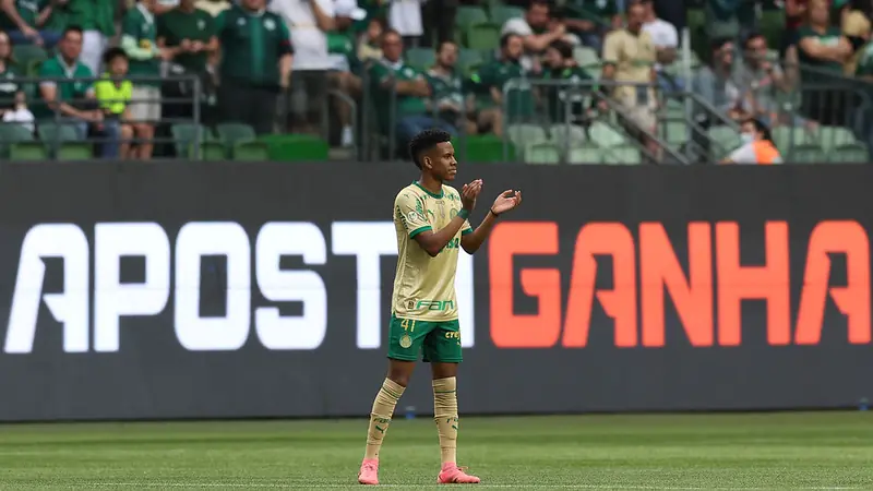 Estêvão exalta goleada do Palmeiras e enfatiza disputa acirrada pelo Brasileirão