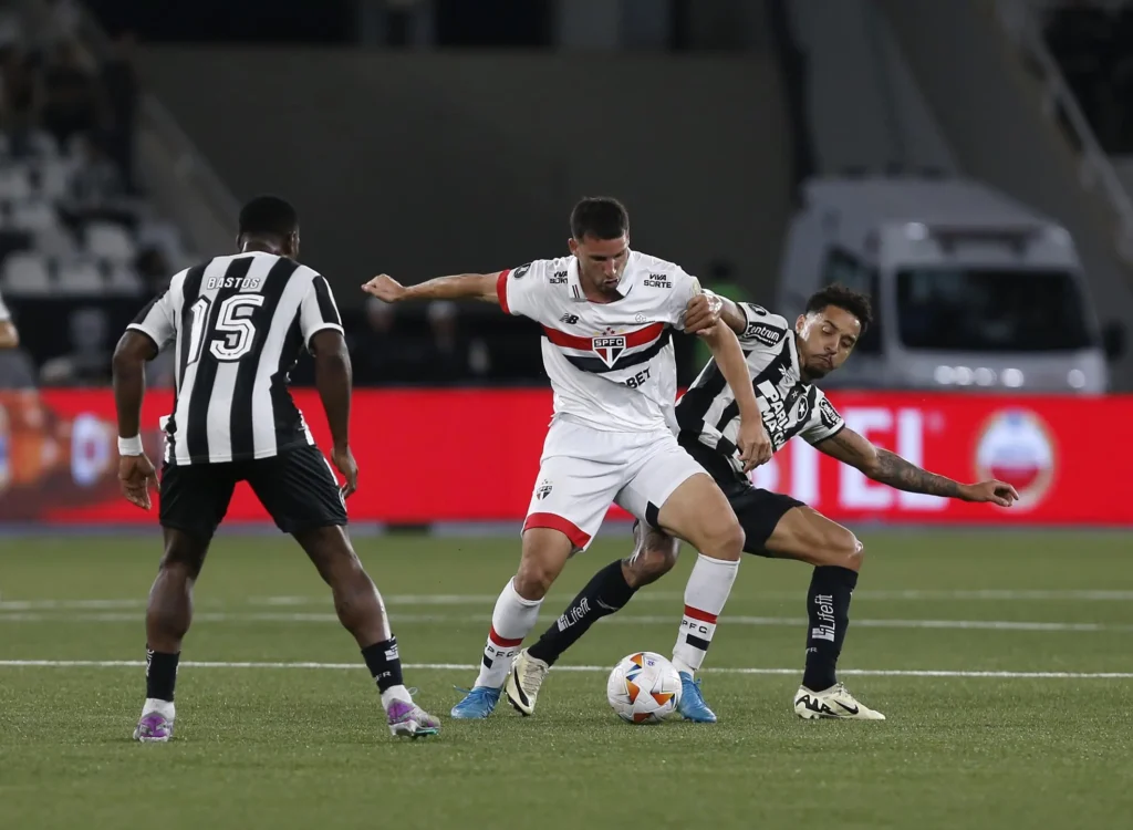 Calleri: o atacante são-paulino não produziu nada ofensivamente. Quando teve a única grande oportunidade de marcar um gol para a sua equipe, ficando cara a cara com o goleiro John após excelente cruzamento de Michel Araújo, acabou chutando por cima do travessão.