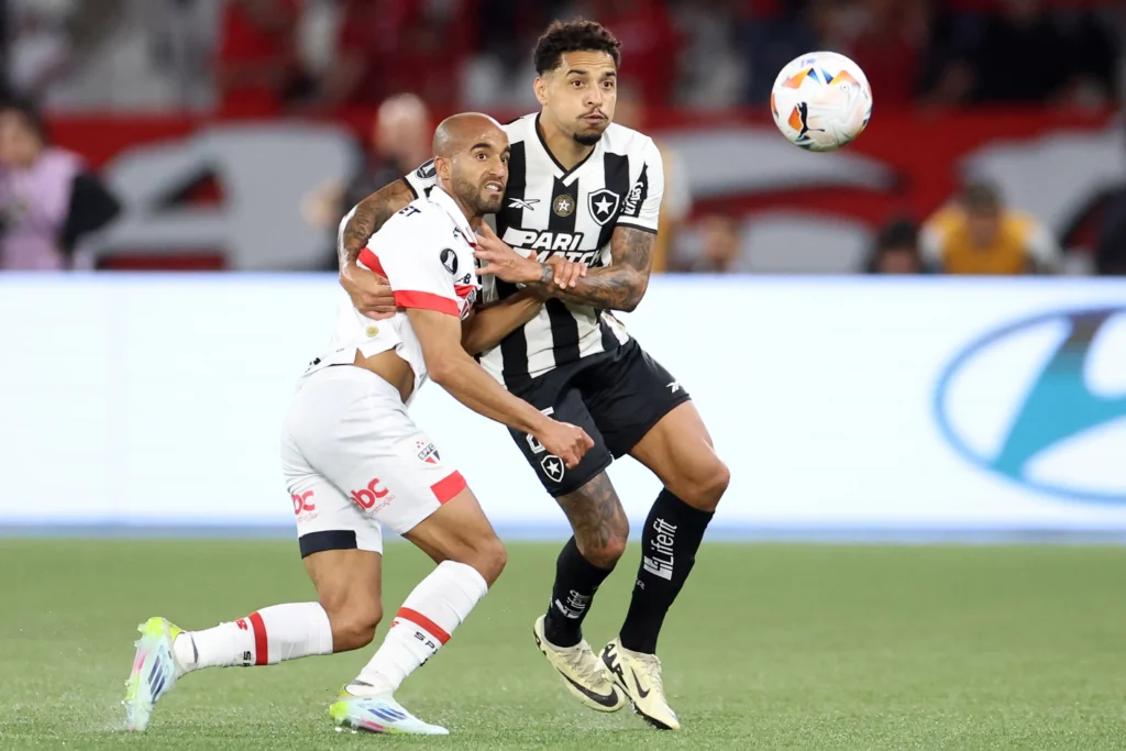 Lucas Moura: outro expoente do elenco tricolor que também esteve aquém das expectativas nesta quarta-feira. Mesmo sendo poupado do jogo do último domingo, contra o Cruzeiro, pelo Brasileirão, Lucas pouco fez durante o período que esteve em campo, tendo dificuldades para receber a bola com liberdade e encontrar espaços para costurar a defesa adversária.