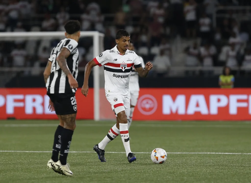 Luiz Gustavo: o experiente volante foi um dos destaques do São Paulo na partida.