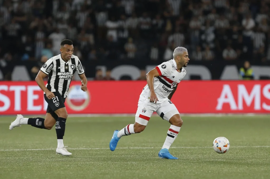 Wellington Rato: substituindo Rafinha, o meia-atacante atuou como uma espécie de ala pela direita, contando com a cobertura do trio de zaga são-paulino, e desempenhou bem a função, dando mais dinâmica na transição da defesa para o ataque e mais profundidade ao time.