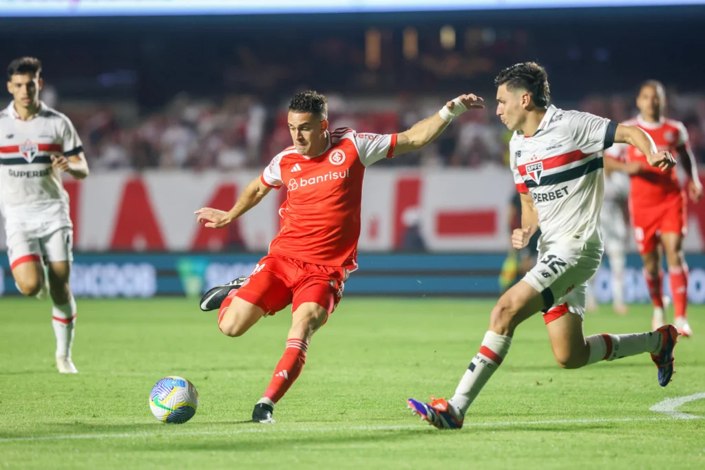 Ferraresi: errou um passe no lance que originou o segundo gol do Inter. Mas, por outro lado, defensivamente, esteve sólido e fez cortes importantes.