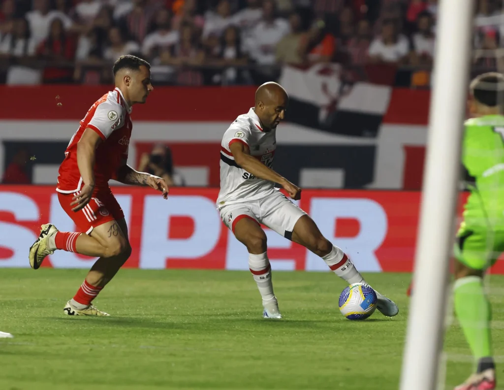 Lucas: jogou bem nos primeiros minutos, mas ainda abaixo do que pode oferecer ao time. No restante da partida, esteve apagado e pouco participou dos lances de ataque do São Paulo.