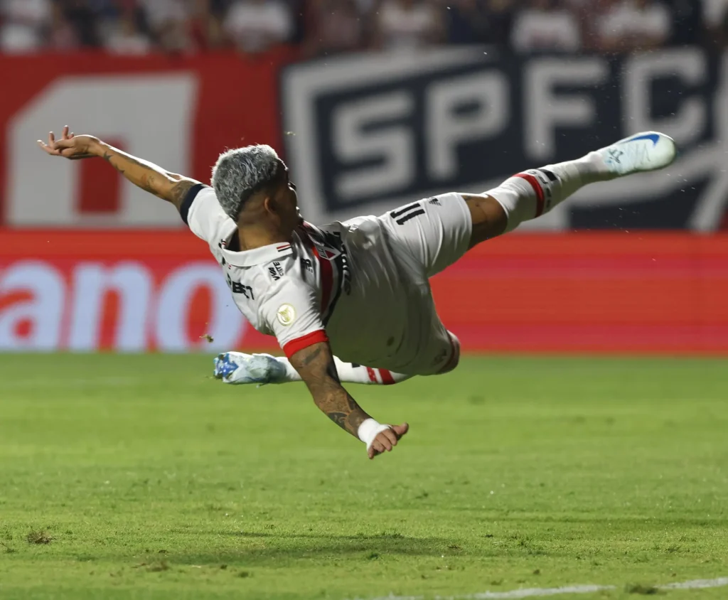 Luciano: foi um dos melhores do São Paulo em campo. Participativo, foi autor do único gol da equipe e produziu boas jogadas no ataque. Teve oportunidades de fazer outros gols no início da partida.