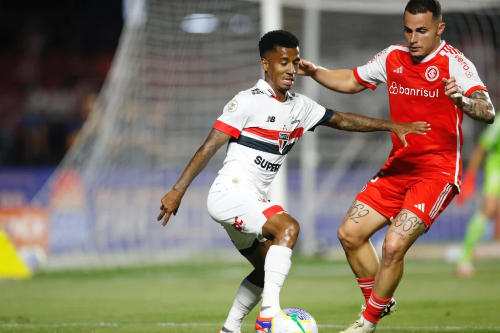 Marcos Antônio: atuação bem abaixo do esperado. Até deu bons passes, mas, sem a bola, demonstrou enorme fragilidade na marcação e cedeu muito espaço para os meias e atacantes do Inter.