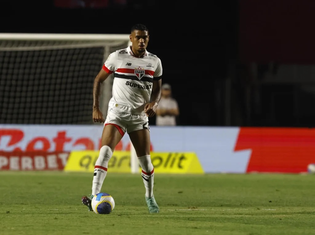 Ruan: pareceu inseguro em determinados momentos da partida. Cometeu erros de posicionamento, mas nada fora do normal para alguém que chegou há pouco tempo no clube.