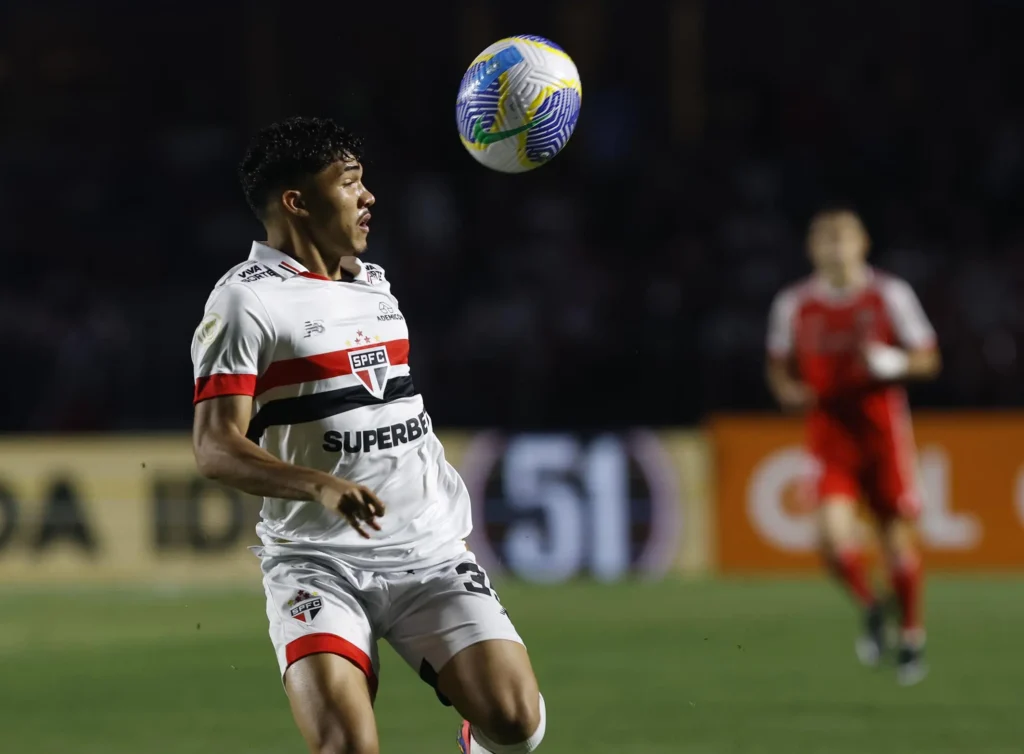 William Gomes: entrou bem no segundo tempo e produziu jogadas de perigo, principalmente pelo lado direito. Mas, não foi o suficiente para fazer o São Paulo reagir.