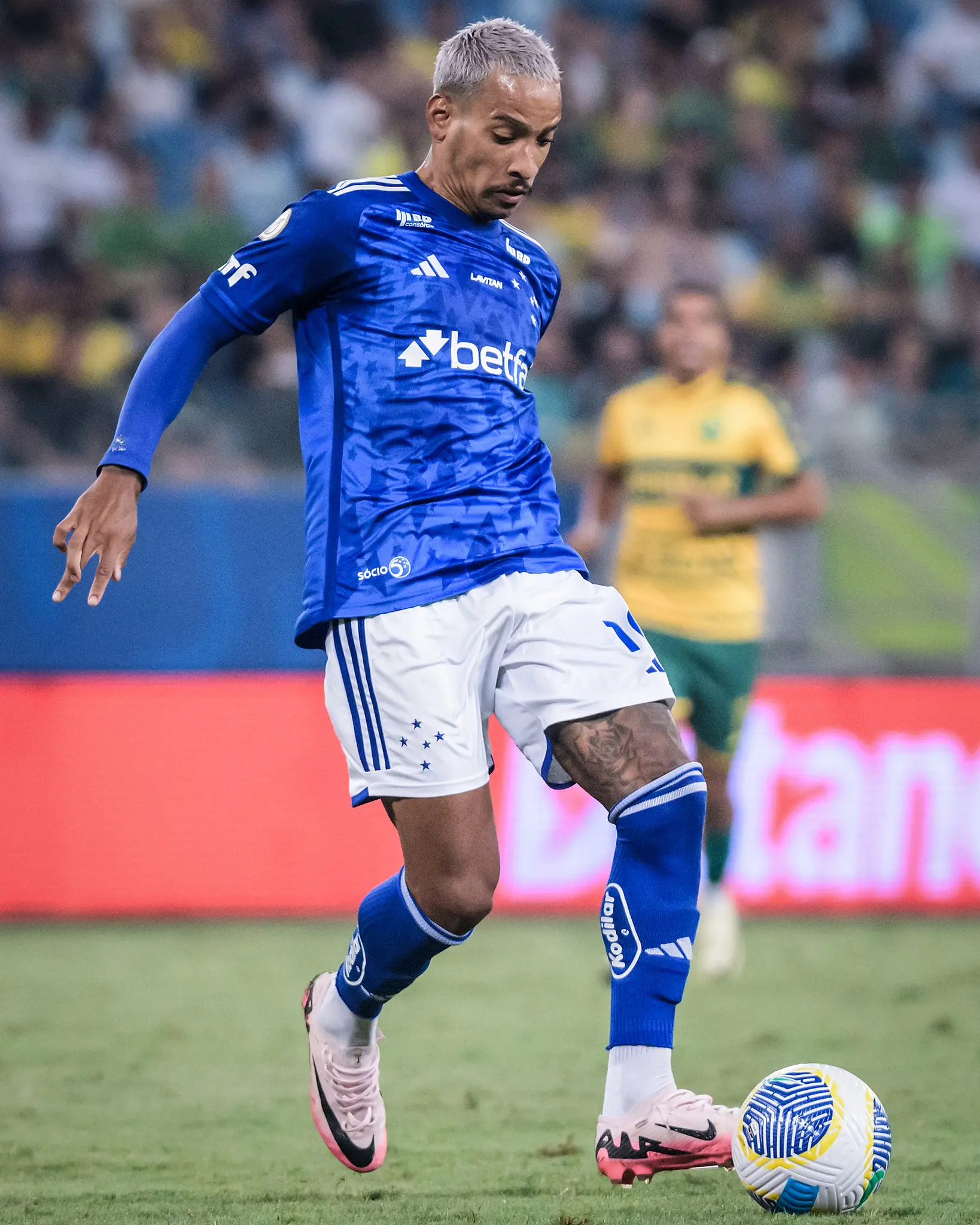 Demissão surpreende Matheus Pereira: Técnico Seabra deixa o Cruzeiro.