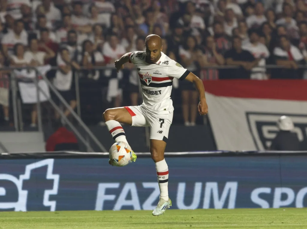 Lucas: apesar de ter perdido um pênalti no tempo normal, não se omitiu em momento algum e construiu boas jogadas. Sai como um dos vilões da eliminação, apesar de não ter tido uma má atuação. Pode entregar mais, mas, em comparação com os últimos jogos, foi bem mais participativo.