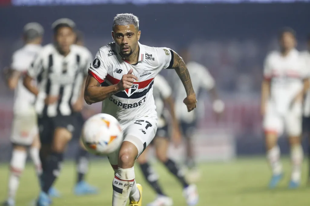 Wellington Rato: partida bem discreta do atacante. Pouco produziu e quase não apareceu de forma efetiva nas jogadas de ataque do São Paulo, nem mesmo com chutes a longa distância, como de costume. Apagado.