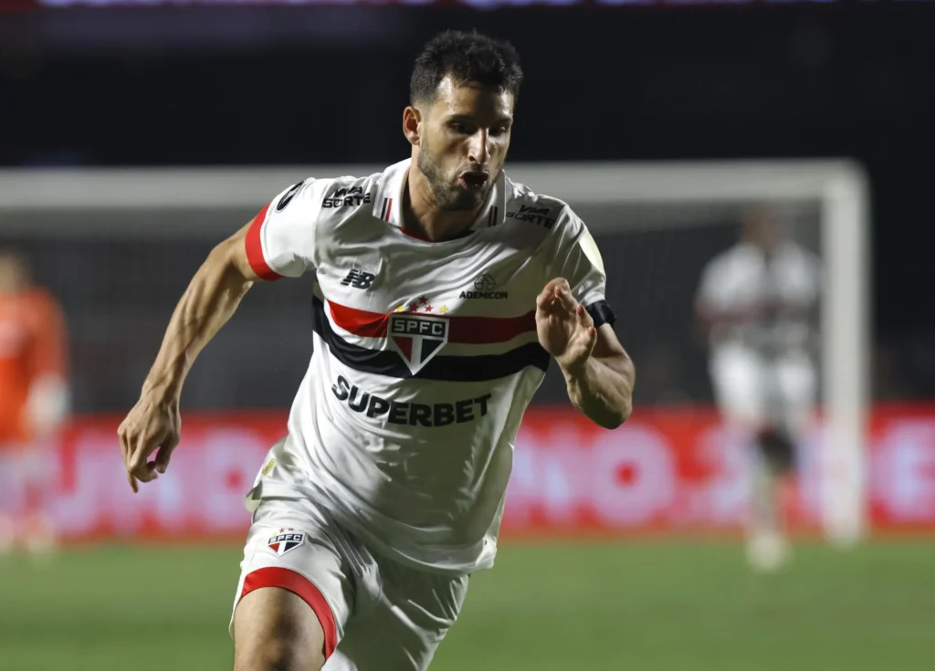 Calleri: brigou com os zagueiros do Botafogo a todo instante e marcou o gol de empate do São Paulo. Porém, desperdiçou uma cobrança na disputa de pênaltis. Atuação regular.