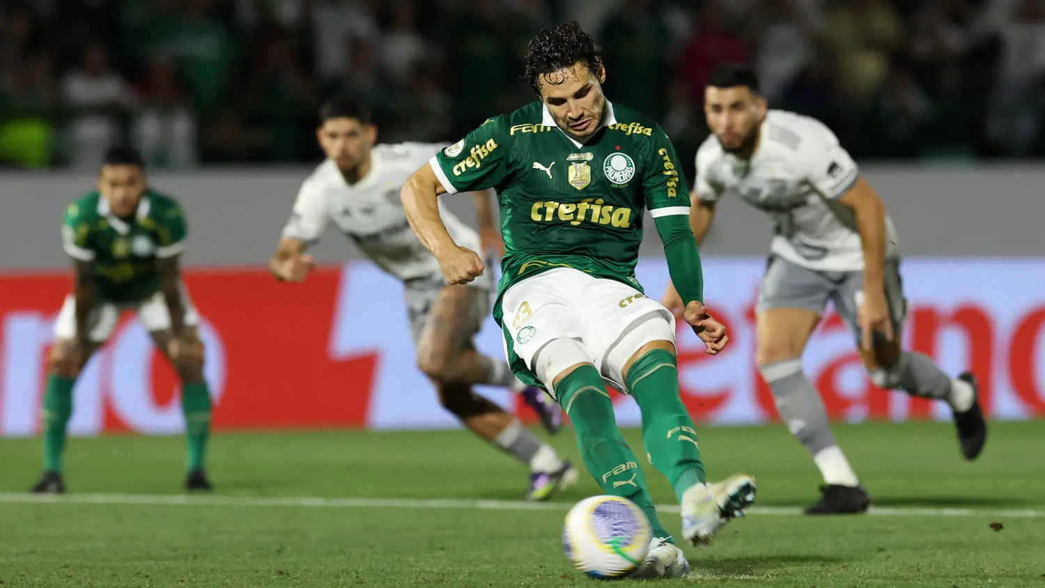 SERÁ TITULAR? Com concorrência no Palmeiras, Raphael Veiga deixa escalação com Abel.
