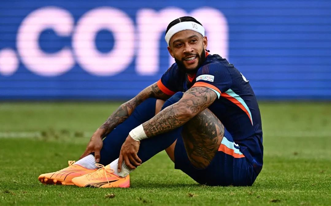 Corinthians e Sevilla disputam contratação de Memphis Depay, revela jornal