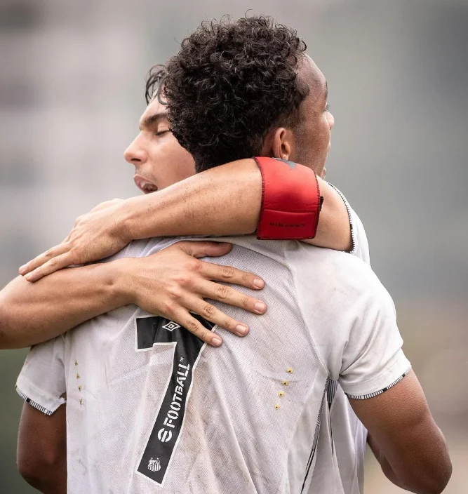 Santos goleia Cruzeiro e garante vaga na semi do Brasileiro sub-17.