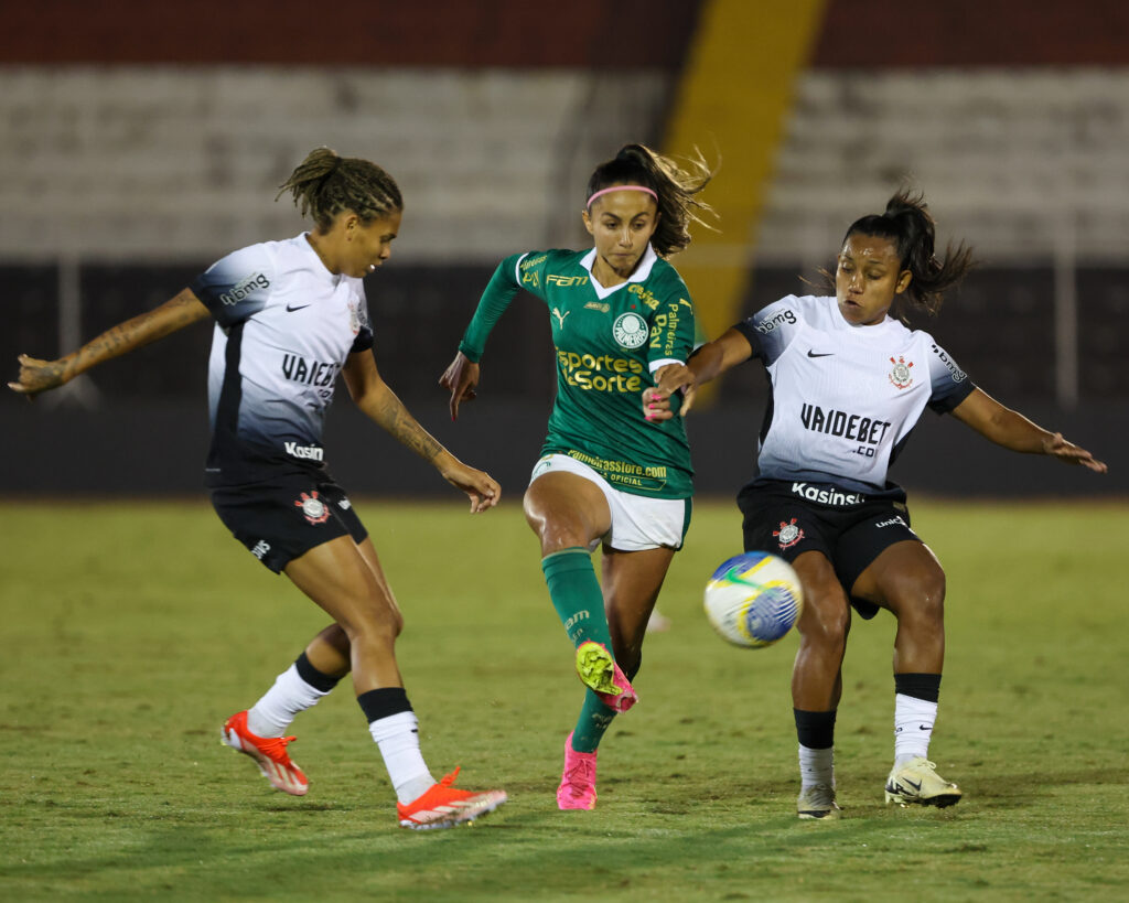 Palmeiras x Corinthians: Semifinal do Brasileirão Feminino - informações e transmissão ao vivo.