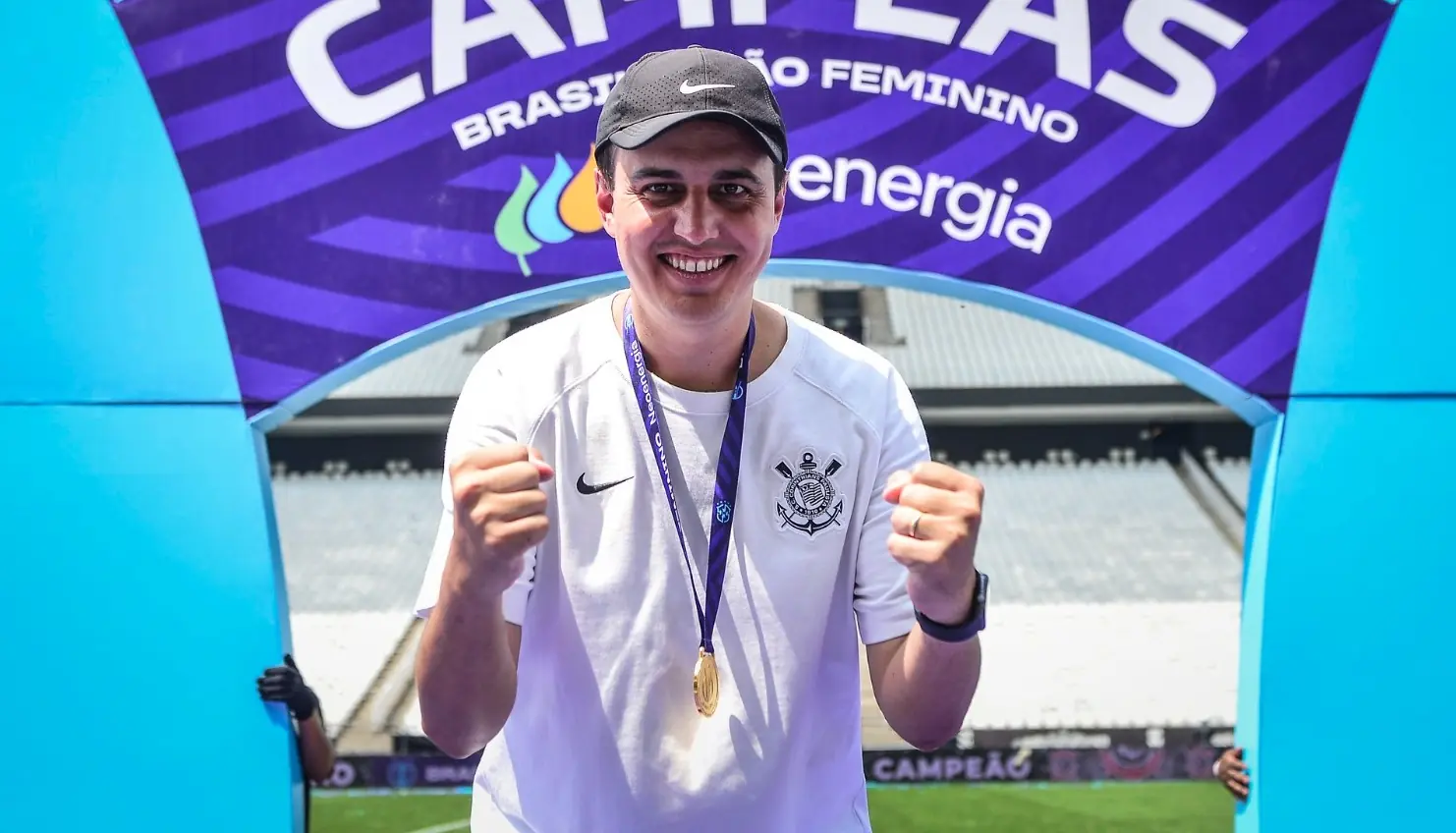 Lucas Piccinato conquista segundo título consecutivo como técnico do Corinthians feminino.