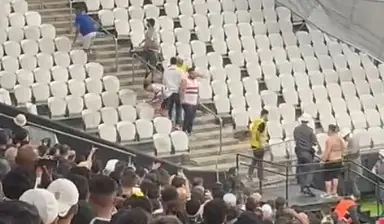 Torcedores do Fortaleza brigam com a polícia durante jogo contra o Corinthians.