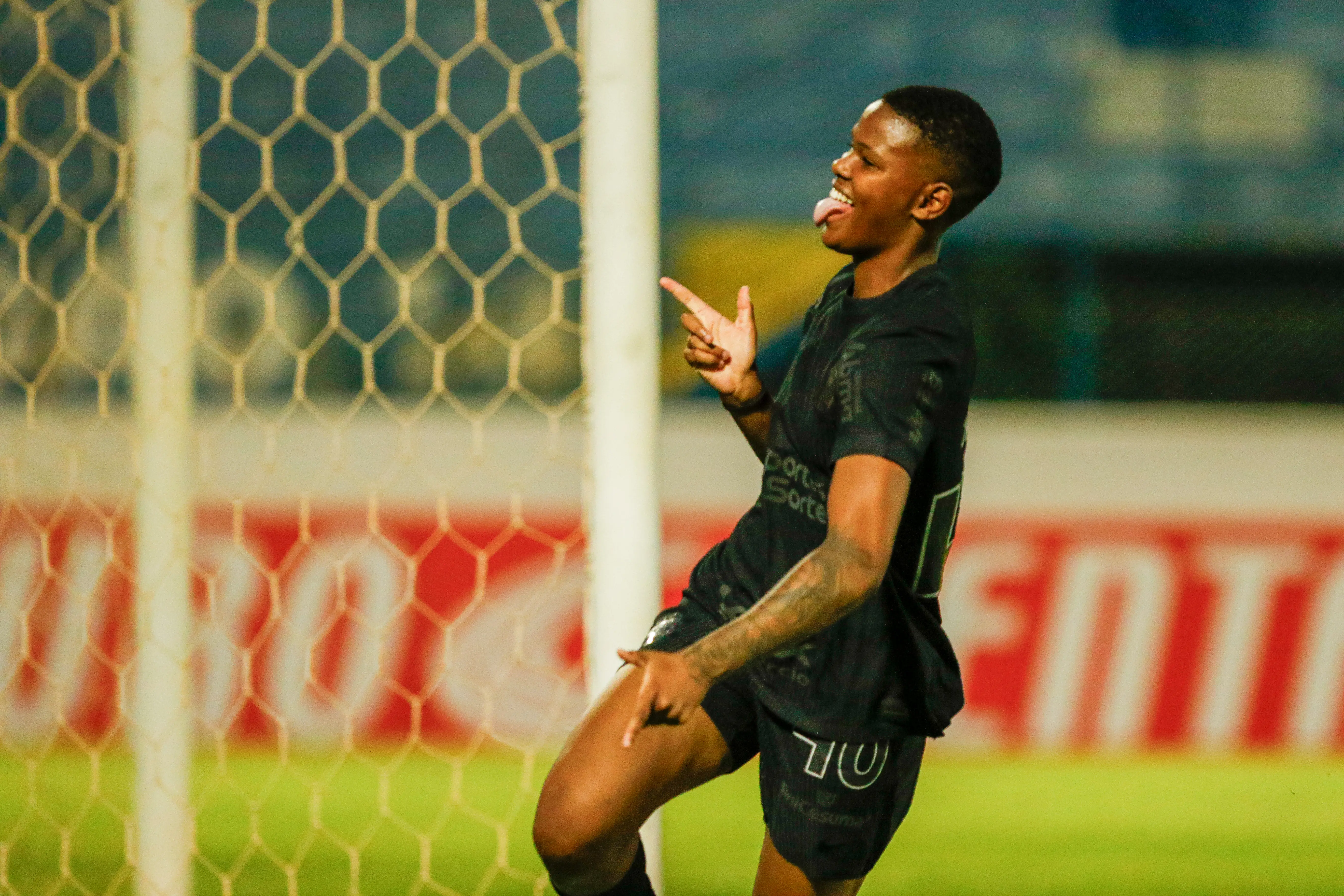 Jhonson volta após sete meses e ajuda Corinthians a vencer no Paulista feminino