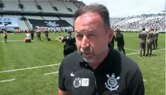 CLIMA AMENO! Augusto Melo e Raniele celebram apoio da torcida do Corinthians