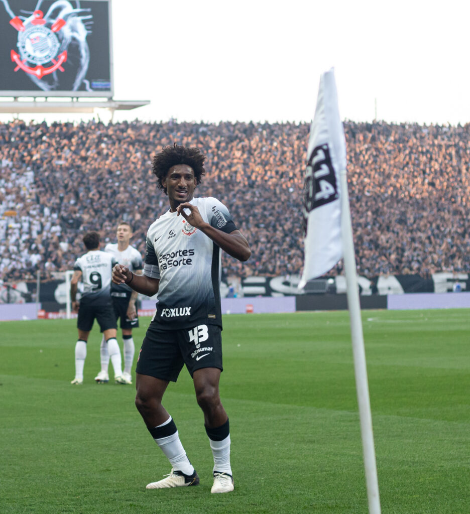 Destaques do Corinthians na vitória sobre o Flamengo no Campeonato Brasileiro.