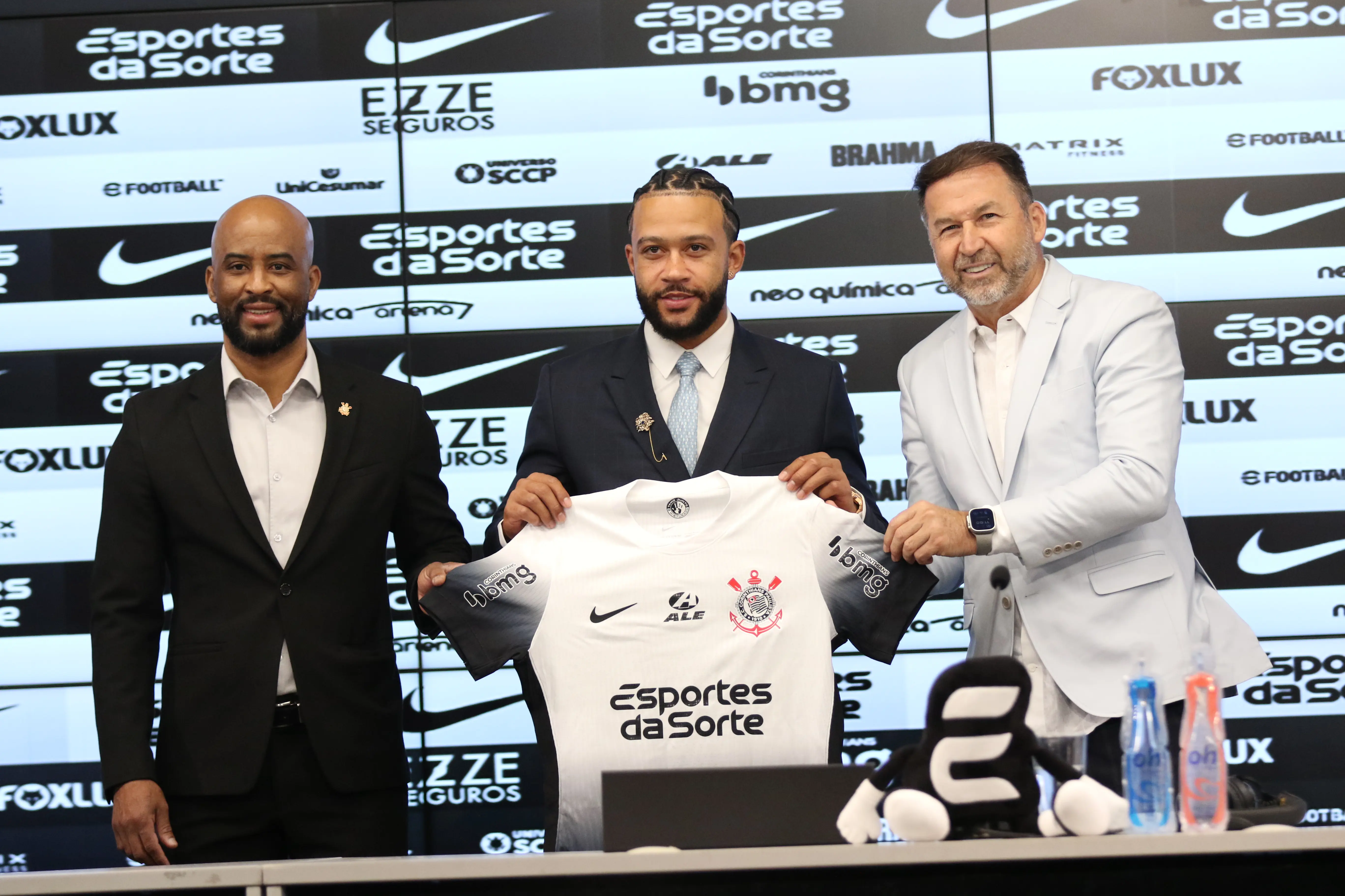 Contrato entre Corinthians e Depay prevê cláusula de rescisão por rebaixamento