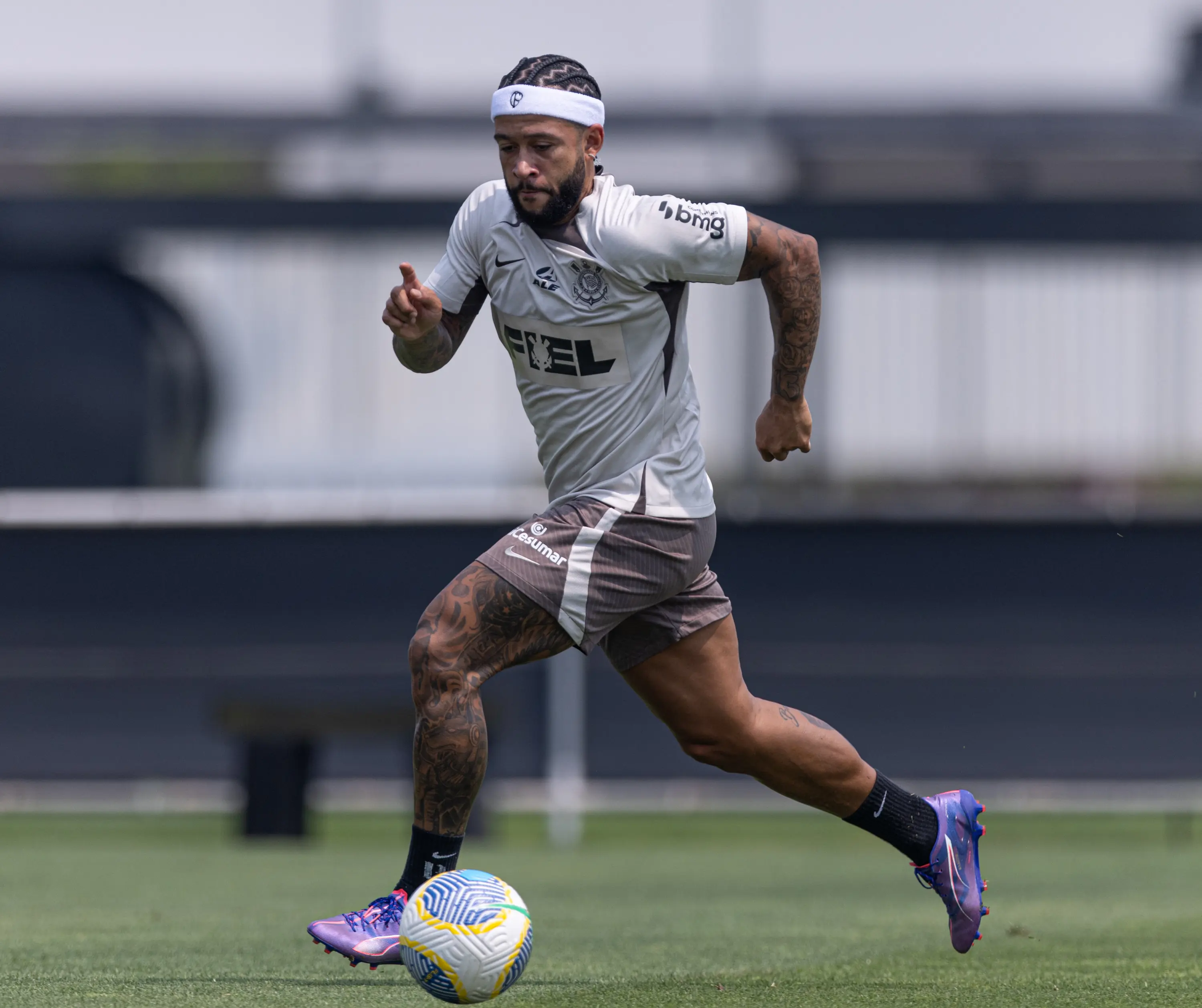 CONTAGEM REGRESSIVA! Memphis Depay mostra preparação física para estreia no Corinthians