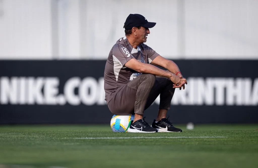 Provável escalação do Corinthians: Hugo Souza; Matheuzinho, André Ramalho, Félix Torres e Hugo; Ryan, Carrillo, Breno Bidon e Igor Coronado; Romero e Yuri Alberto (Memphis Depay)